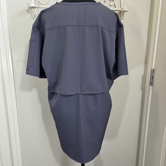 ⭐️Carhartt Gray V-Neck Scrub Top Size MED - Picture 2 of 6